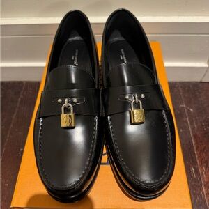 Louis Vuitton Black Leather Padlock
Loafers Women IT 41 US 11 LV Lock
Flats